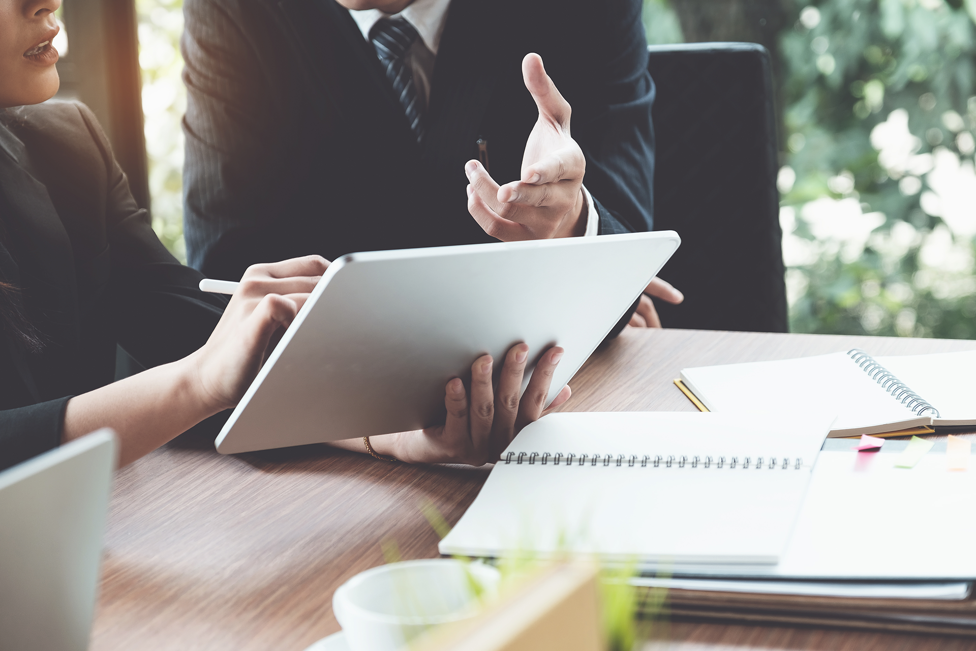 Documentos e análise técnica em uma mesa de trabalho